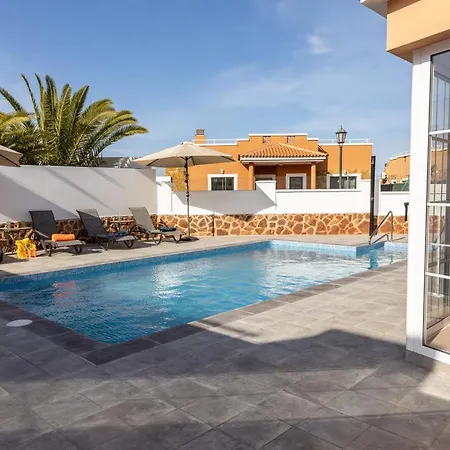 Perfect For Family Holidays With Private Pool, Near And Golf- Ashley *