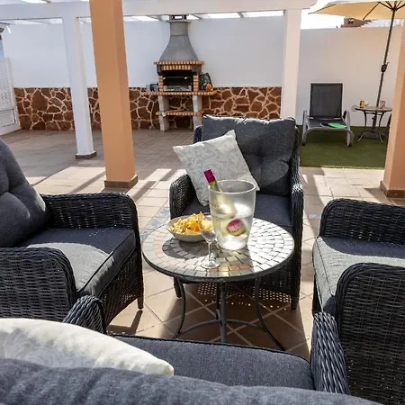 Perfect For Family Holidays With Private Pool, Near And Golf- Ashley Villa *